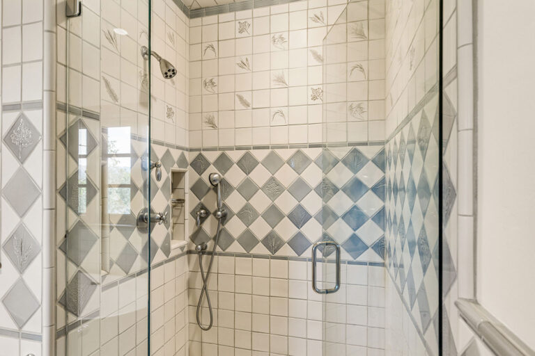 Primary Bathroom (3)